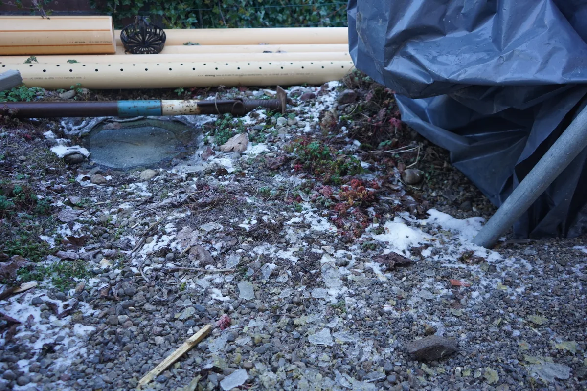 Schnee am Boden der Baustelle.